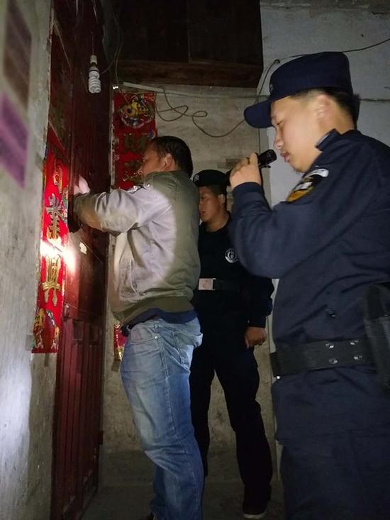 龙山镇粗心妈妈误将幼女锁家中 民警全城寻开锁师傅开门