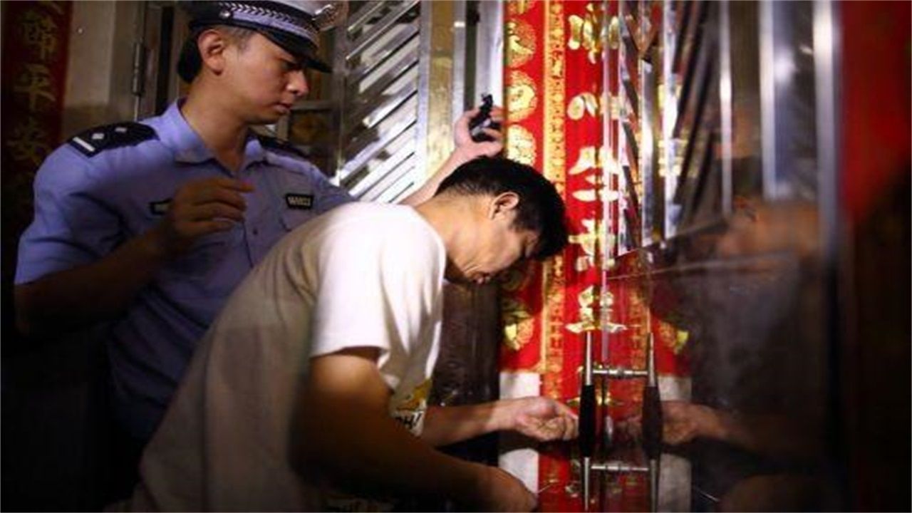 龙山镇请开锁师傅开了锁后，师傅为什么一般都不进门，就算主人请也不进去？